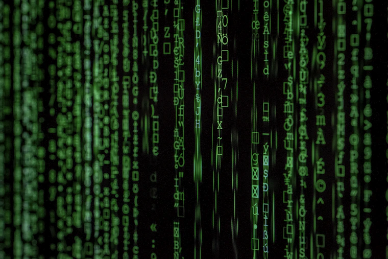 Linhas de código em tela representando análise de dados de telemetria